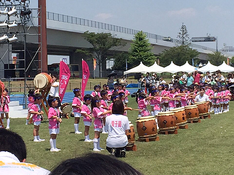 市民まつりで和太鼓を披露
